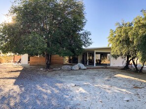Exterior - Poppy Desert House: Borrego Mid-Century Modern (Borrego Springs)