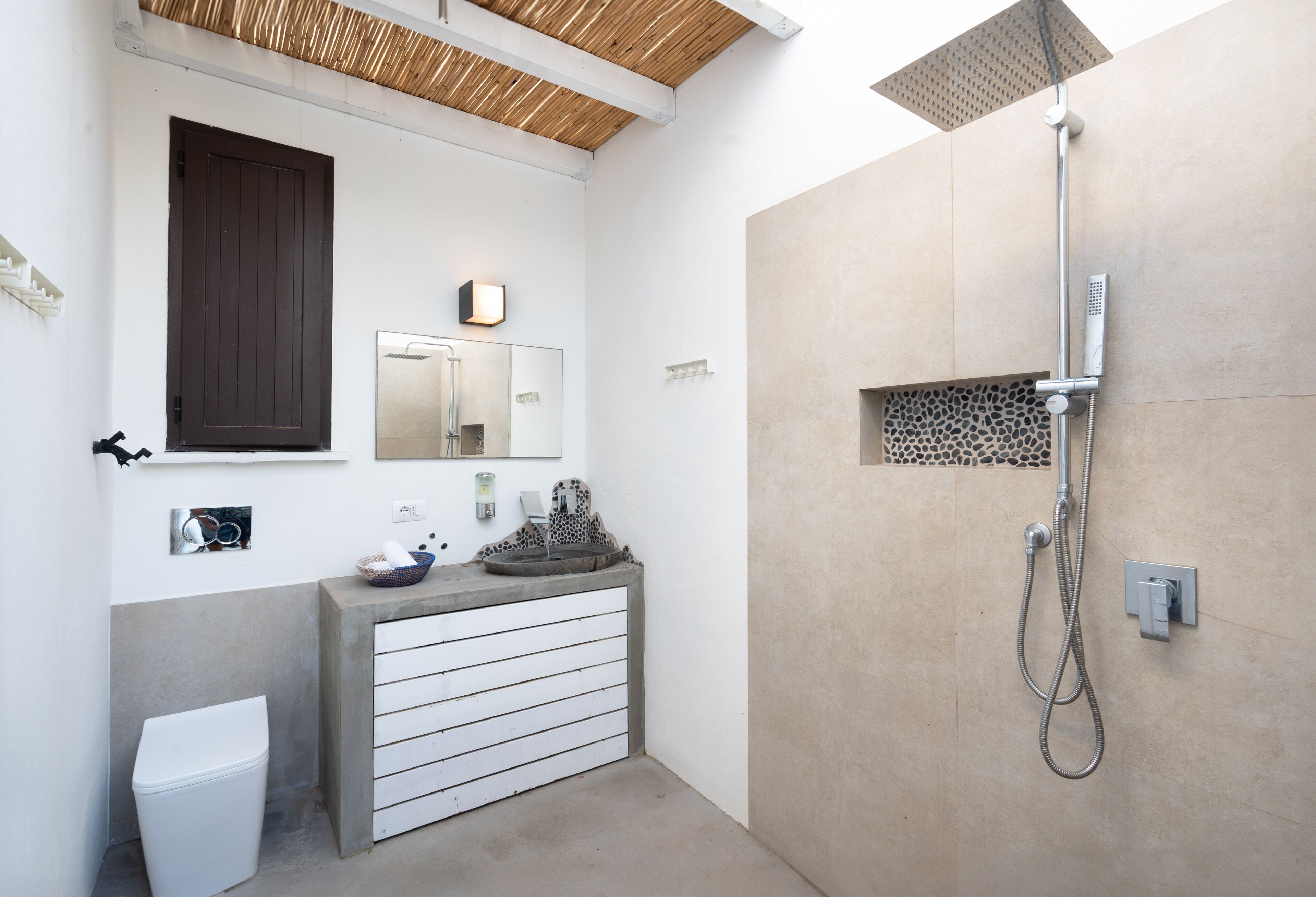 Douche, sèche-cheveux, bidet, serviettes fournies