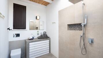Douche, sĂšche-cheveux, bidet, serviettes fournies