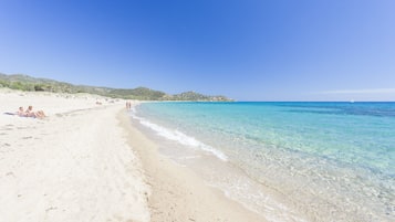 Sulla spiaggia, lettini da mare, teli da spiaggia