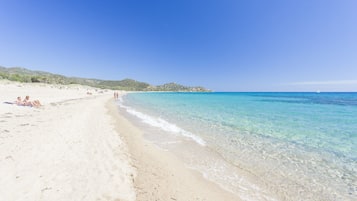 På stranden, solstolar och strandhanddukar