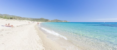 På stranden, solstolar och strandhanddukar