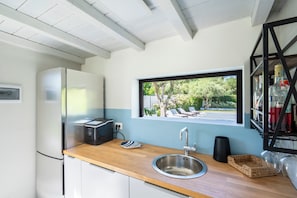 Fridge, microwave, oven, stovetop - Luxury Villa with  Heated Swimming Pool & Outdoor Jacuzzi -  50mt from the Beach (Geremeas)
