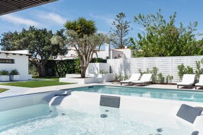 Piscina all'aperto, una piscina riscaldata