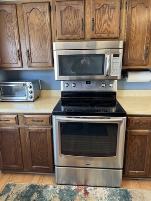 Kjøleskap, mikrobølgeovn, ovn og kokeplater