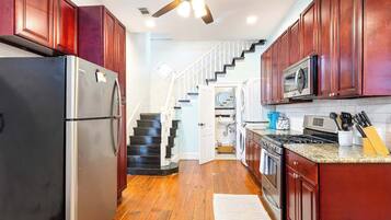 Coffee/tea maker, fridge, microwave, oven