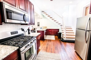 Refrigerador, microondas, horno, placa de cocina