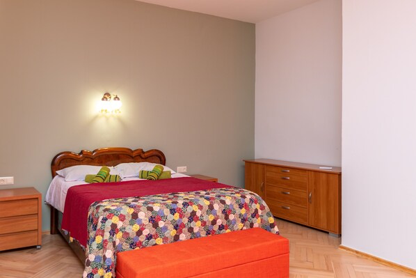2 bedrooms, iron/ironing board, WiFi, bed sheets