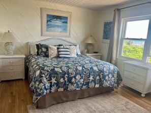 2 bedrooms, desk, iron/ironing board, WiFi