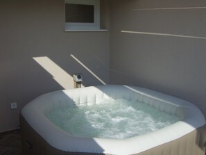 Duplex | Jetted bathtub