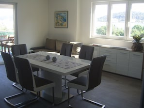 Apartamento, 2 quartos | Opções para refeição no quarto