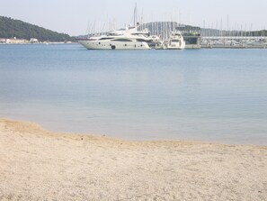 In Strandnähe, Liegestühle, Sonnenschirme, Massagen am Strand