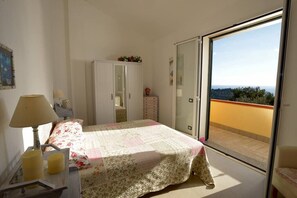 2 bedrooms, desk, iron/ironing board, travel crib - Vacation home magnificent sea and city view (Imperia)