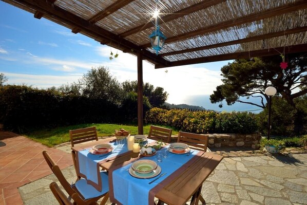 Outdoor dining - Vacation home magnificent sea and city view (Imperia)