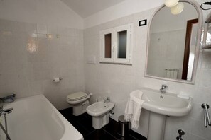 Shower, hair dryer, bidet, towels - Vacation home magnificent sea and city view (Imperia)