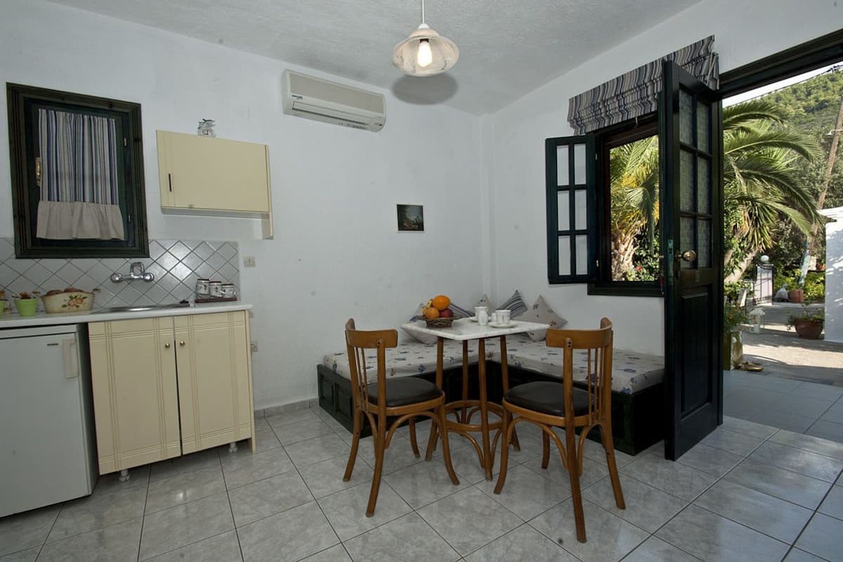 Studio | Living area | TV