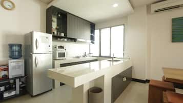 Fridge, microwave, stovetop, coffee/tea maker