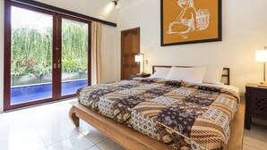 Un dormitorio con una cama grande, una puerta corrediza a una piscina y un cuadro enmarcado en la pared.