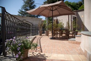 Property grounds - Charm and relaxation for a holiday in a deluxe apartment, excellent location for touring eastern Sicily (Valverde)