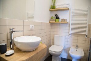 Articles de toilette écologiques, sèche-cheveux, serviettes fournies