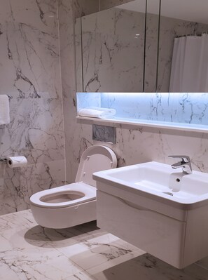 คลาสสิกอพาร์ทเมนท์, วิวเมือง | ห้องน้ำ | ฝักบัวในอ่างอาบน้ำ, ของใช้ในห้องน้ำฟรี, ไดร์เป่าผม, ผ้าเช็ดตัว