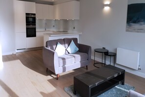 Classic Apartment, City View | Private kitchen | Fridge, oven, stovetop, dishwasher - Ladbroke Grove Apartments (London)