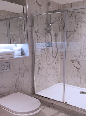 Classic Apartment, City View | Bathroom | Combined shower/tub, free toiletries, hair dryer, towels