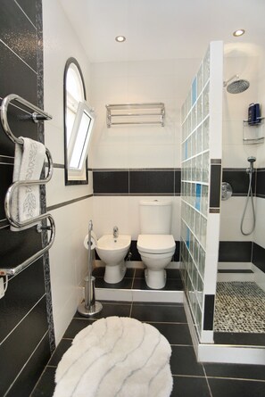 Haartrockner, Handtücher, Seife, Toilettenpapier