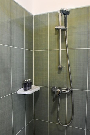 Douche, sèche-cheveux