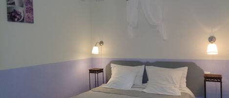 1 dormitorio, escritorio, tabla de planchar con plancha y wifi