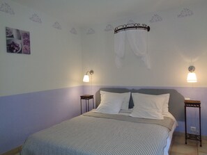 1 bedroom, desk, iron/ironing board, WiFi