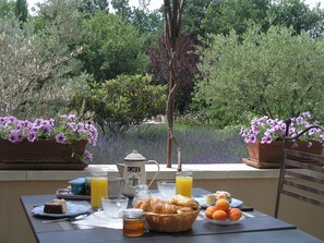 Outdoor dining - Le Clos des Lavandes-Double Provence-Terrasse-Lacoste Luberon Provence (Lacoste)