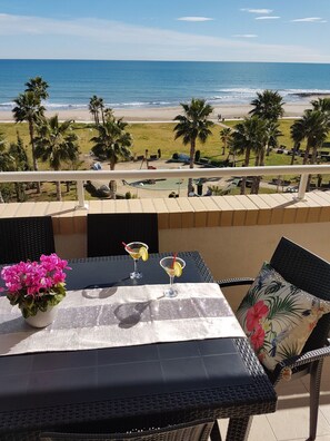 Outdoor dining - FRONT APARTMENT FIRST LINE OF THE SEA (Orpesa)