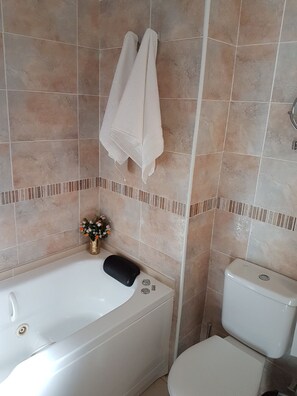 Combined shower/bathtub, hair dryer, bidet, towels