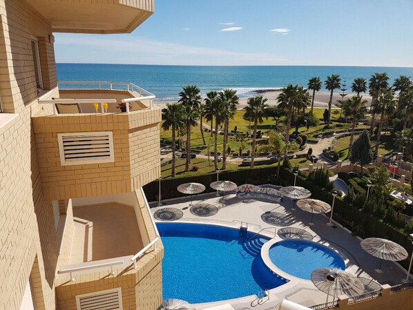 Una piscina al aire libre