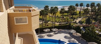FRONT APARTMENT FIRST LINE OF THE SEA