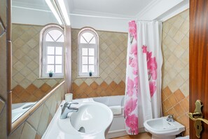 Badekar, hårføner, bidé og håndklær