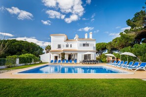 Utendørsbasseng og et oppvarmet basseng