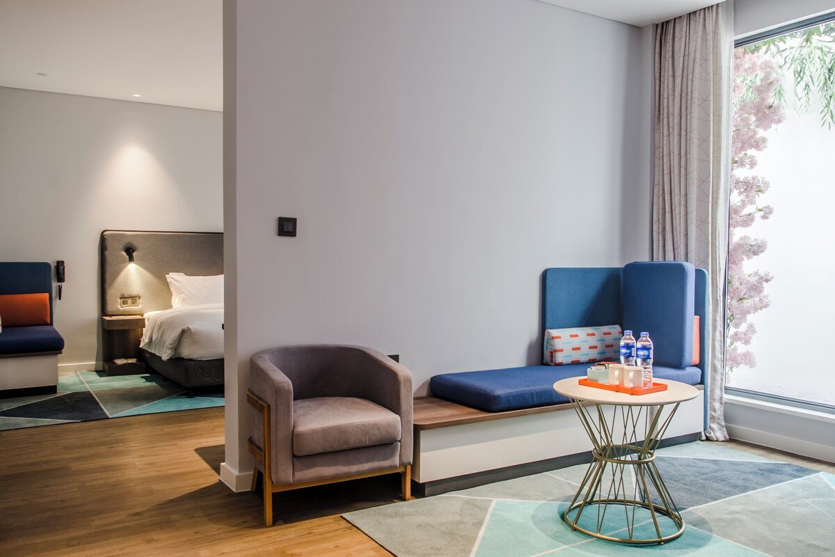 Suite, 1 kingsize-seng | Safe på rommet, skrivebord, lydisolert og wi-fi (inkludert)