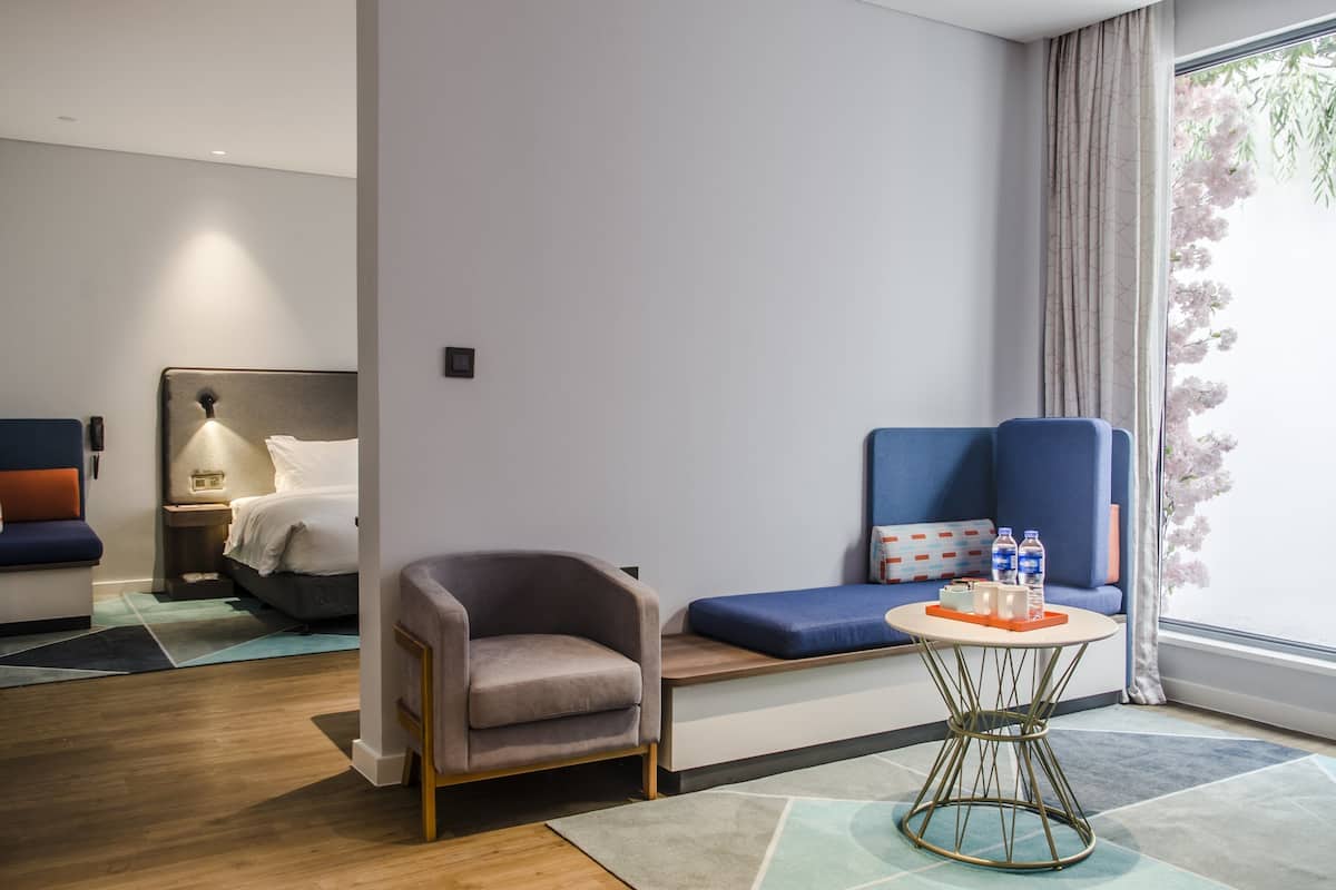 Suite, 1 cama King size | Caja de seguridad en la habitación, escritorio y insonorización
