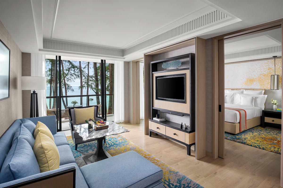 Suite, 1 très grand lit, accès au salon club, en bord de plage (Ocean View) | Literie de qualité supérieure, couette en duvet d'oie, surmatelas