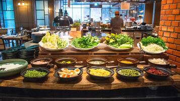 Dagelijks ontbijtbuffet (THB 1412.40 per persoon)