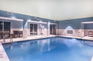 Una piscina cubierta (de 07:00 a 23:00), tumbonas