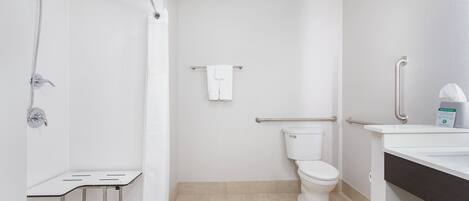Combined shower/tub, free toiletries, hair dryer, towels