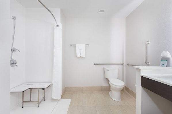 Combined shower/bathtub, free toiletries, hair dryer, towels
