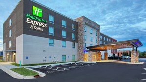 A Holiday Inn Express & Suites building with a modern design, a covered entrance, and a parking lot. - Holiday Inn Express & Suites La Grange by IHG (La Grange)
