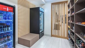 Gift shop - Holiday Inn Express & Suites La Grange by IHG (La Grange)