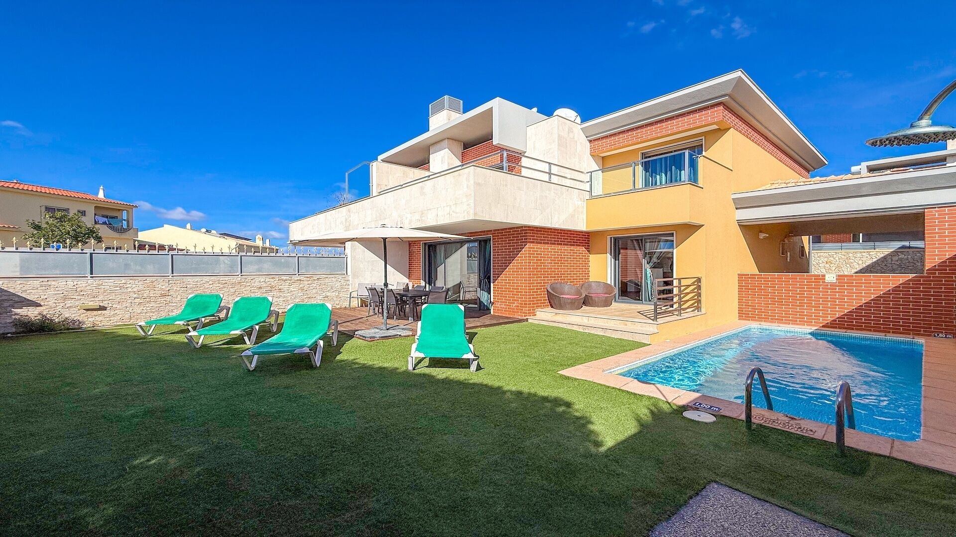 Außenpool, Liegestühle