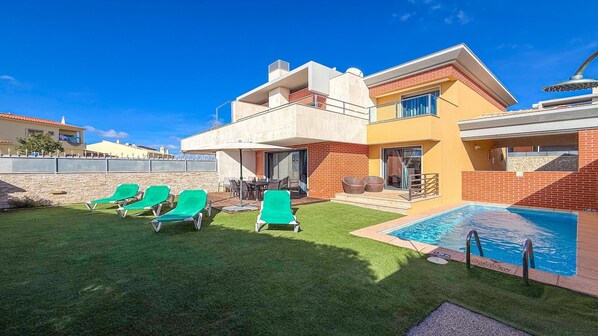 Outdoor pool, pool loungers