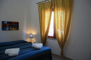 1 chambre, fer et planche à repasser, draps fournis